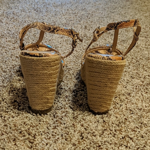 Colin Stuart - Like new snake print T-strap wedge sandals - Picture 3 of 5